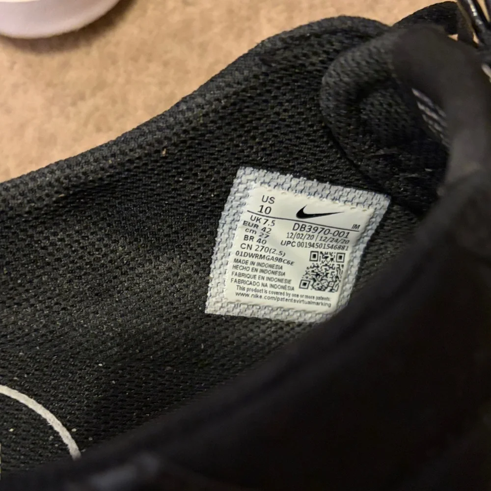 Nike Black and White Low-Top Canvas Sneakers - Picture 4 of 4